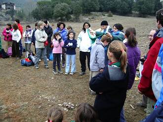 2005-01-22 Castellterol - Granera. Als nous els hi fa molta illusi rebre el mocador verd.